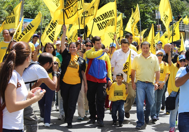 Elías Sayegh dio inicio a su campaña con una caminata por la seguridad