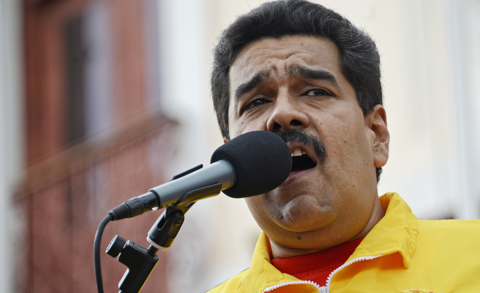 Maduro da otra vuelta de tuerca a su ofensiva económica a días de comicios