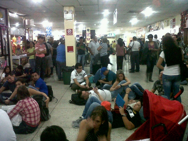 Colapsado el aeropuerto de Santo Domingo en Táchira (foto)