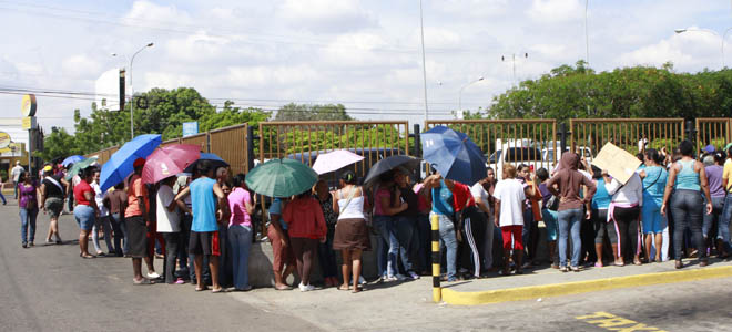 Se pierden en colas cinco horas al día