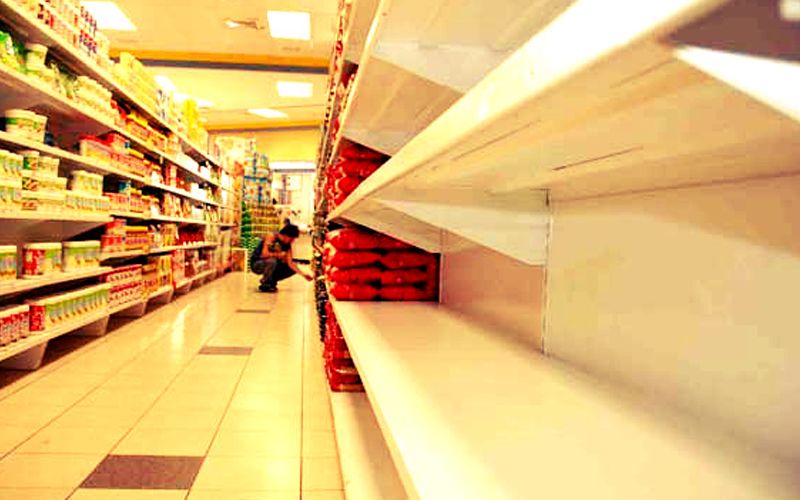 Supermercados en la espera para reponer productos