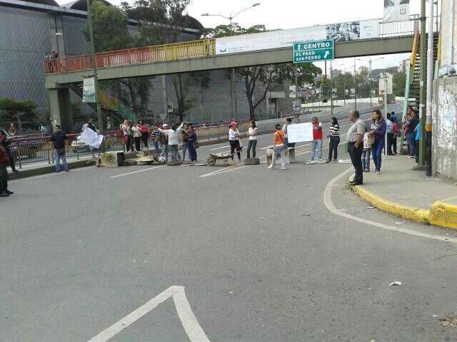 Protesta impide paso por la avenida Bicentenario de Los Teques (Foto)