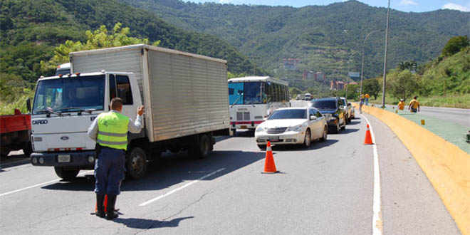 Muere una persona tras caer vehículo al vacío en la carretera Petare – Guarenas