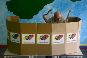 Maduro y Capriles llaman por Twitter a votar