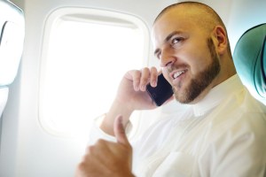 Respaldan posibilidad del uso de celulares en aviones en EE UU