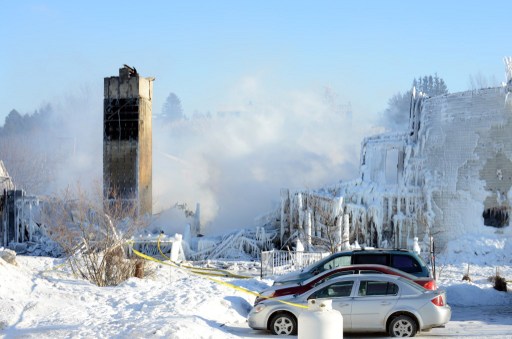 Mal tiempo obliga a suspender rescate de víctimas de incendio en Canadá