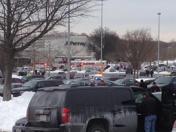 Al menos tres muertos en tiroteo en centro comercial al norte de Washington