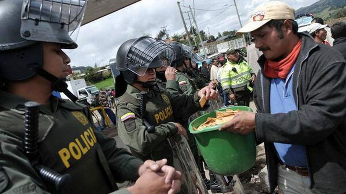 Gestos de compasión que enmudecerieron a la violencia (Fotos)