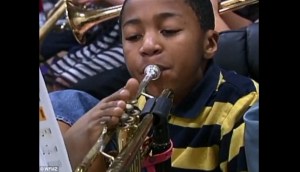 Por cuanto tiempo aguantarás las lágrimas con este niño sin brazos tocando trompeta (Video)