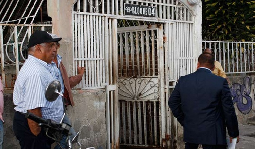 Acribillan a madre e hijo en su residencia en Casalta para robarlos