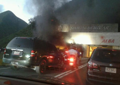 Reportan explosión de vehículo en la autopista Caracas-La Guaira