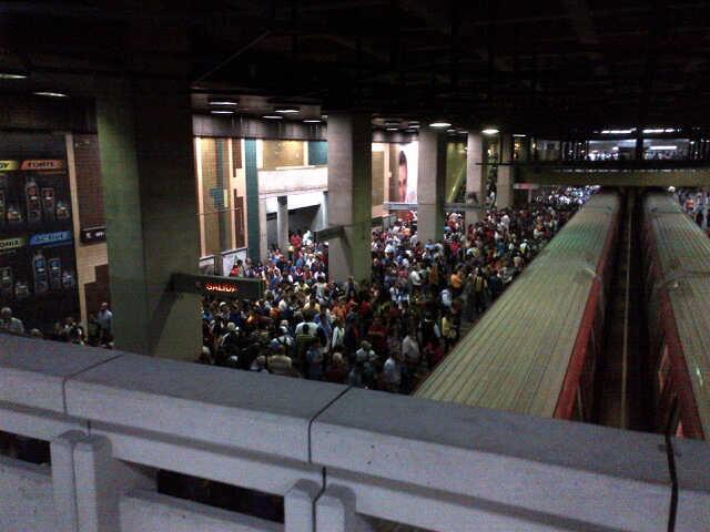 Fuerte retraso en línea 1 del Metro de Caracas por arrollamiento en La Hoyada (Foto)