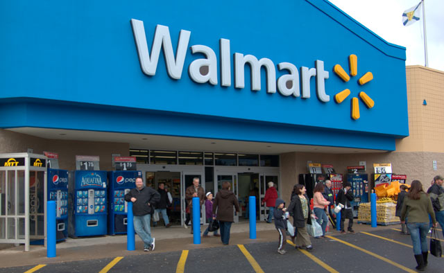Mujeres se van a los golpes en un Walmart tras discusión por distanciamiento social (Video)