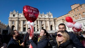 Enamorados se concentran en la plaza San Pedro para celebrar con el Papa