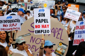 El País: El régimen venezolano ahoga a la prensa