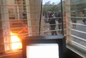 Desde CNN… Video de la GNB quemando un portón en Maracaibo