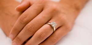Le compró el anillo de compromiso de su novia para que bajara de peso