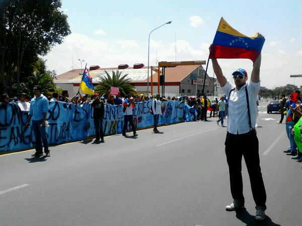 Estudiantes esperan a Maduro y a Cabello a las afueras del aeropuerto de Ciudad Bolívar