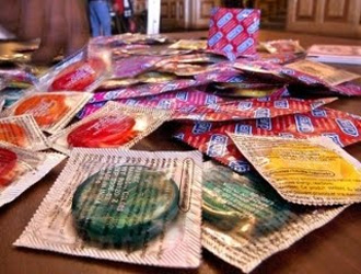 Mujer denuncia a un embajador francés por quitarse el preservativo sin consentimiento