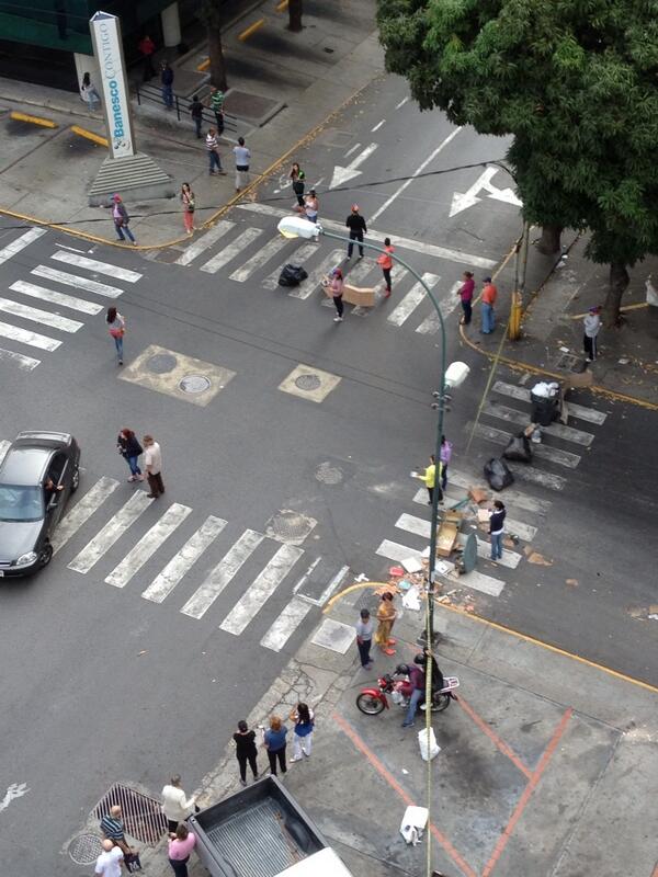 Vecinos de Los Palos Grandes cerraron una vía (Fotos)