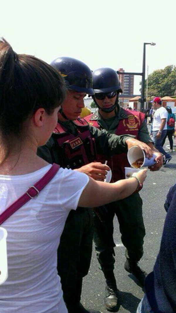 Estudiantes y militares comparten refresco en Maracaibo (Foto)