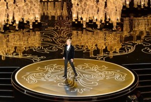 Ellen DeGeneres, aplaudida en su regreso como presentadora del Óscar