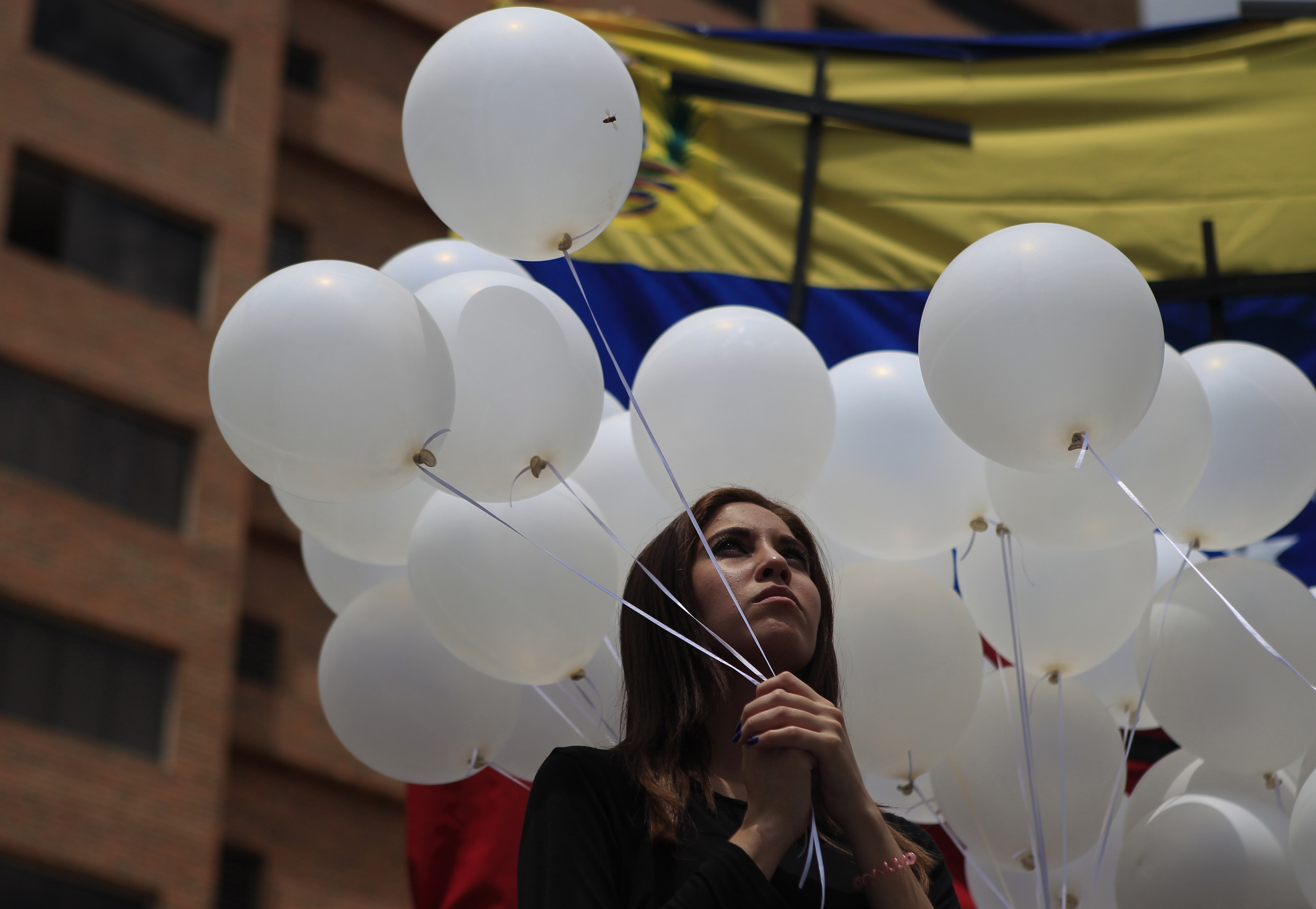 Globos blancos y oraciones por los caídos durante protestas (Fotos)