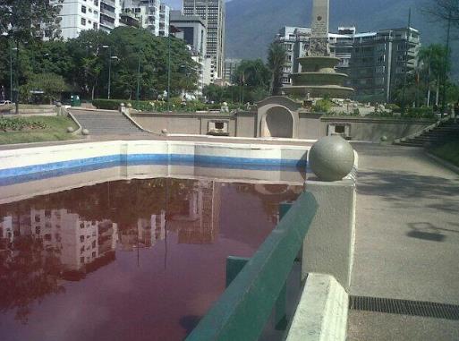 Fuente de Plaza Francia en Altamira amanece teñida de rojo (Fotos)