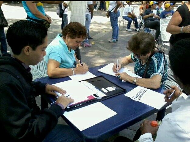 Venezolanos envían cartas a Leopoldo López con mensajes solidarios (Fotos)