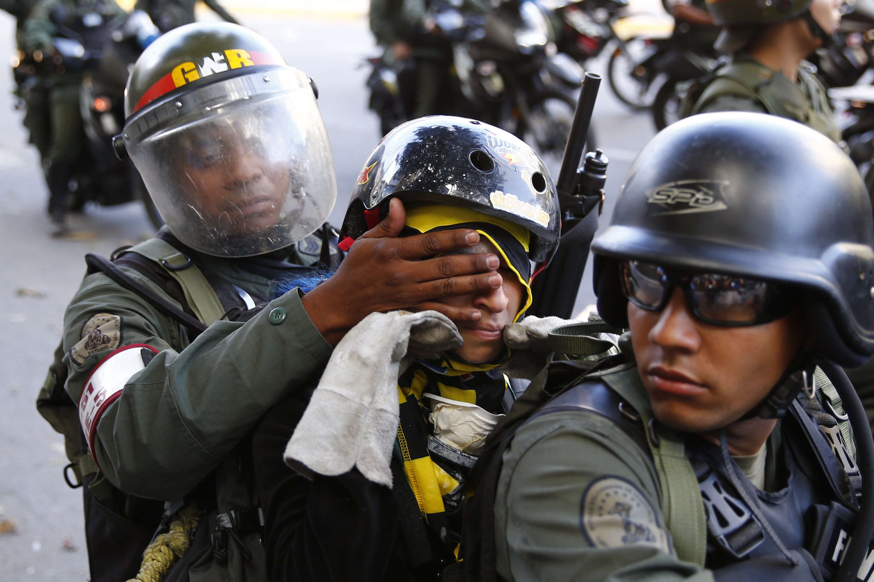 GNB tapa la cara a manifestantes capturados en Altamira (Foto)