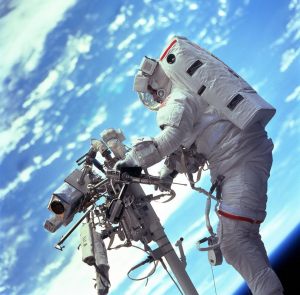 Dos astronautas de la NASA completan caminata espacial para reparar la EEI