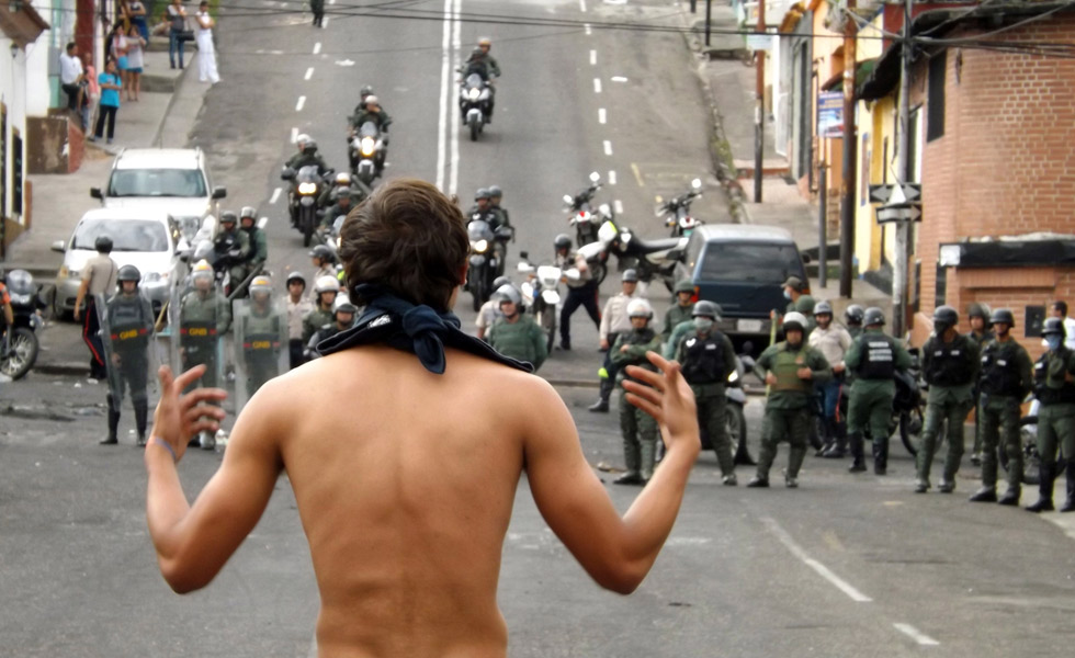 Milicias armadas enturbian protestas estudiantiles