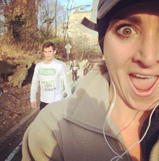 Maratonista se toma una “selfie” con cada hombre sexy que encuentra (Fotos)