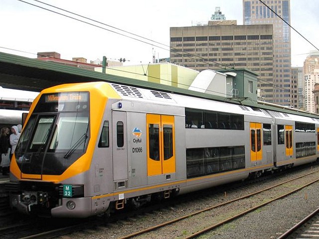 ¡INCREIBLE! Joven salta de un tren en movimiento en Australia (Video)