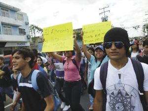 Masivo arresto de estudiantes en Ciudad Bolívar por levantar consignas contra la represión