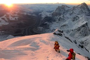 Los sherpas abandonan el Monte Everest