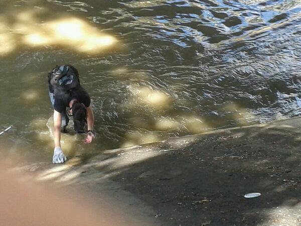 Manifestante se lanzó al Guaire para que la GNB no lo agarrara (Fotos)