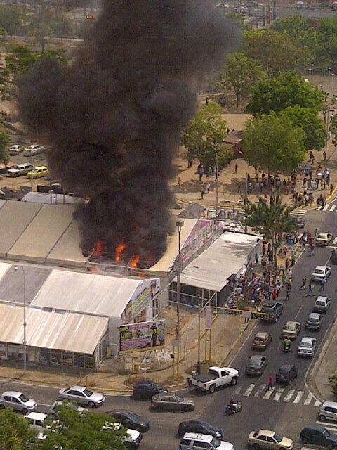 Incendio consumió Feria de Alta Vista en Puerto Ordaz (Fotos)