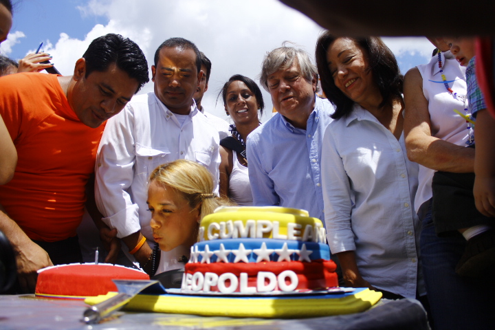 Así le cantaron cumpleaños a Leopoldo López desde las afueras de Ramo Verde (Fotos)