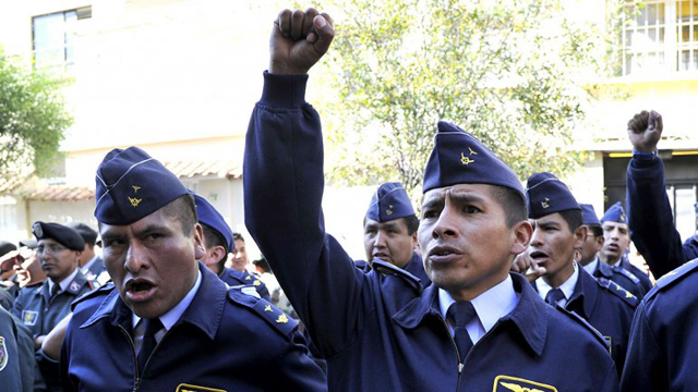 Militares bolivianos amenazan con inmolarse si no les atienden