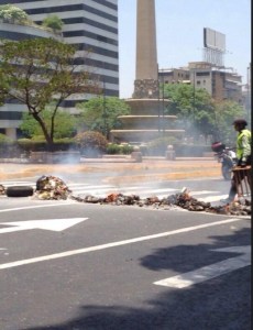 Barricada en Altamira este #28A (Foto)