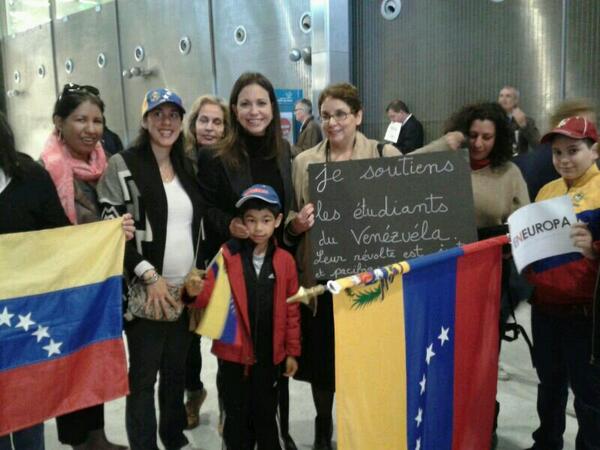 Venezolanos reciben a María Corina en París (Foto)