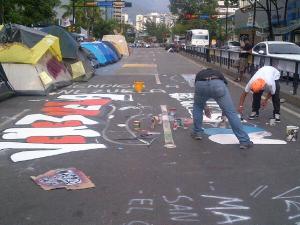 “Venezuela Resistencia” pintan en la calle estudiantes frente al Pnud