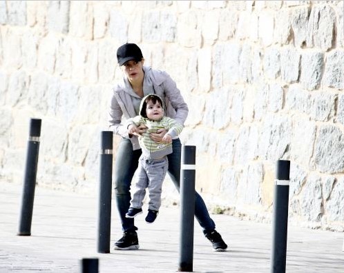 Shakira se divierte correteando a su hijo Milan (Fotos)
