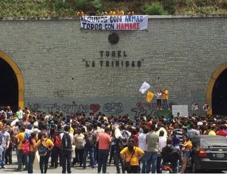 Barricada humana en el túnel de La Trinidad (Foto)