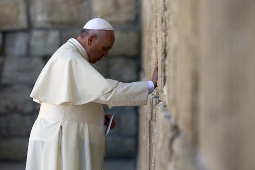 El papa Francisco oró en el muro de Jerusalén