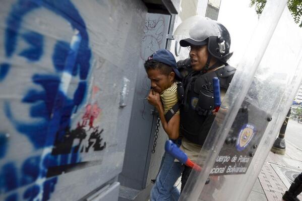 LA FOTO: Imagen de Bassil observa continua represión policial contra estudiantes