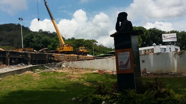 Un busto de Hugo Chávez mira el desastre del Ipsfa (+foto)