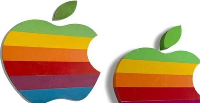 Placas con antiguo logo de Apple podrán ser subastadas por 15 mil dólares