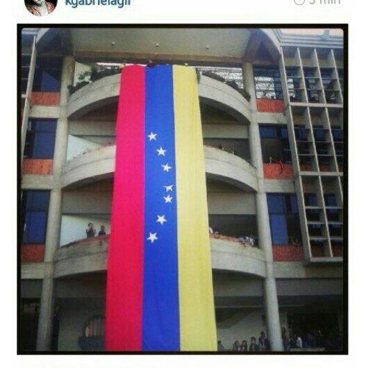 Maracuchos salieron a protestar con mega bandera y fueron atacados (Fotos)